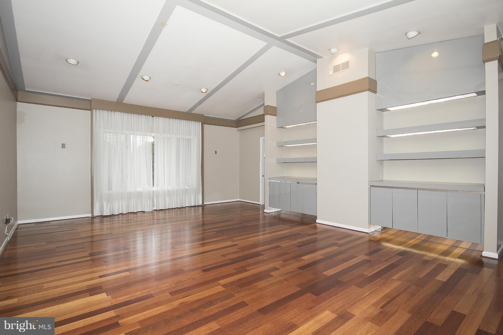 7201 Denberg Road Baltimore, MD 21209 - Photo 16 of 30 Living Room