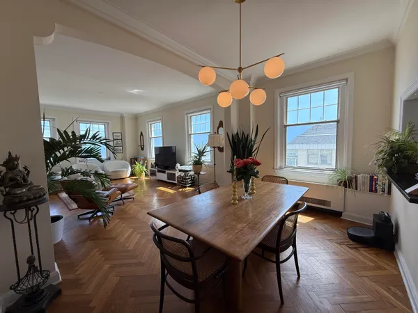 $4,495 | 925 East Wells Street, Unit 716, Milwaukee, WI 53202