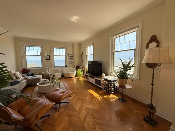 $4,495 | 925 East Wells Street, Unit 716, Milwaukee, WI 53202
