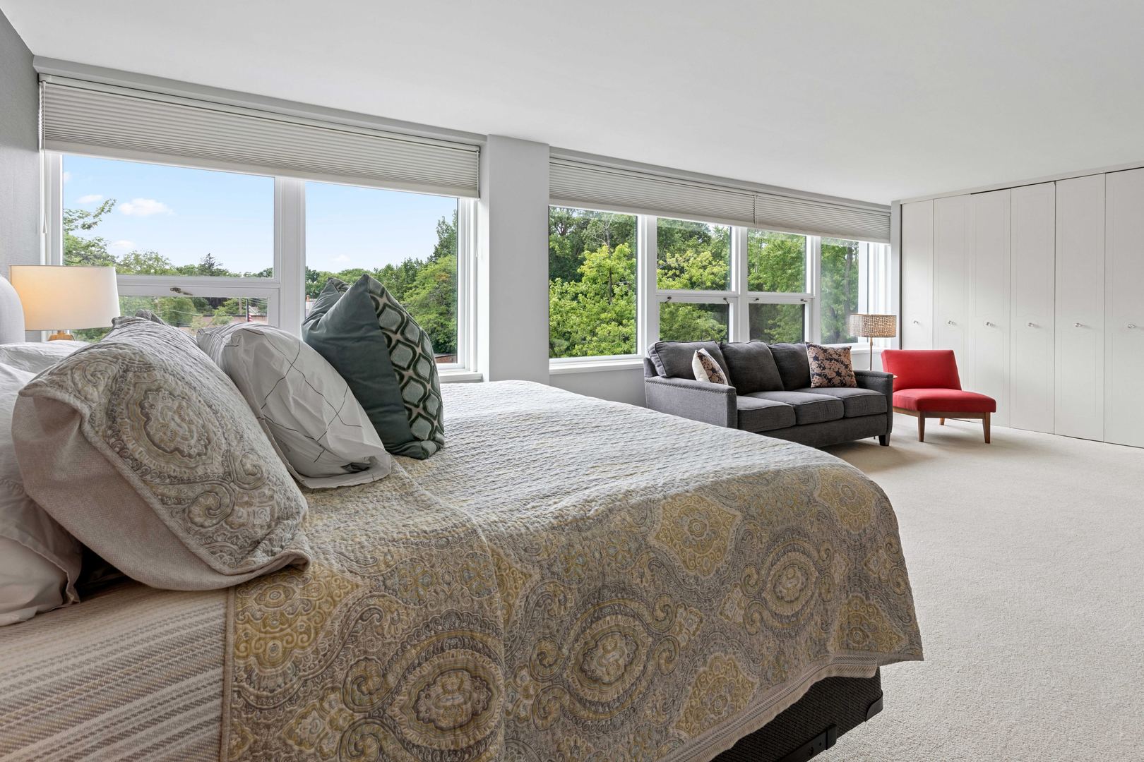 1630 Sheridan Road, Unit 4M Wilmette, IL 60091 - Photo 21 of 39 a spacious bedroom with a bed and wooden floor