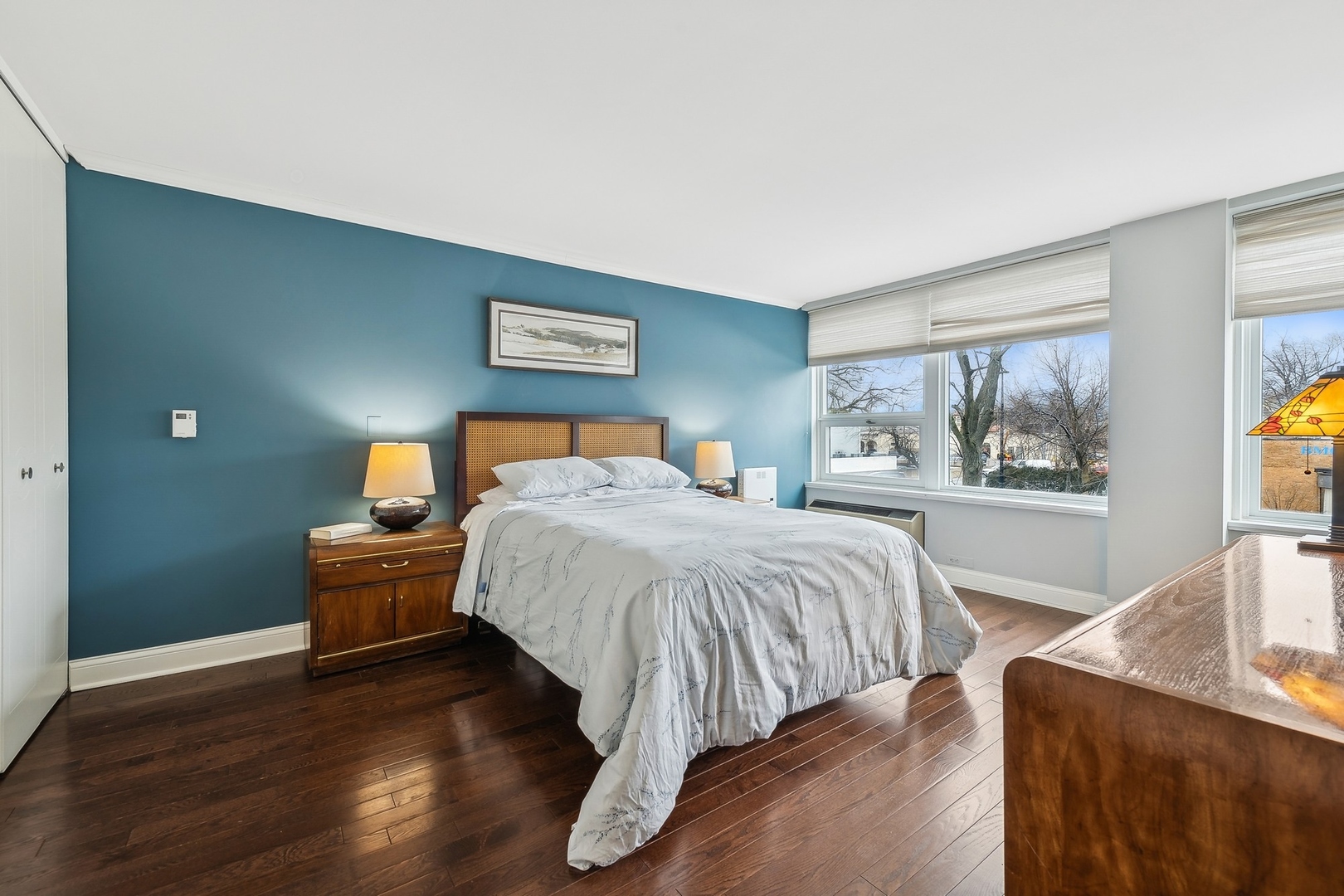 1630 Sheridan Road, Unit 4M Wilmette, IL 60091 - Photo 24 of 39 a bedroom with a large bed and a window