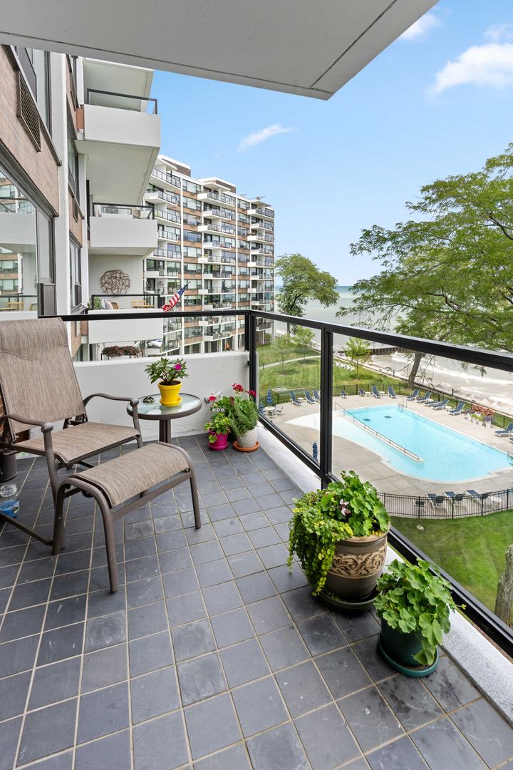 1630 Sheridan Road, Unit 4M Wilmette, IL 60091 - Photo 30 of 39 a view of a terrace with chairs