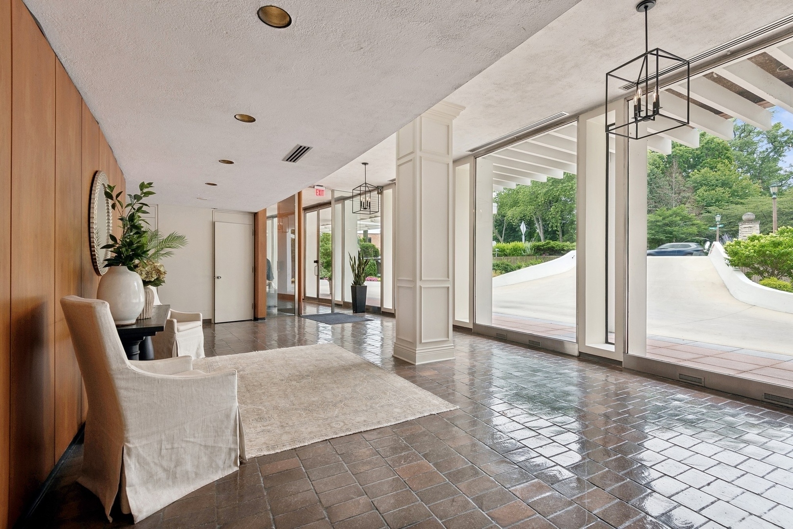 1630 Sheridan Road, Unit 4M Wilmette, IL 60091 - Photo 31 of 39 a living room with furniture and windows