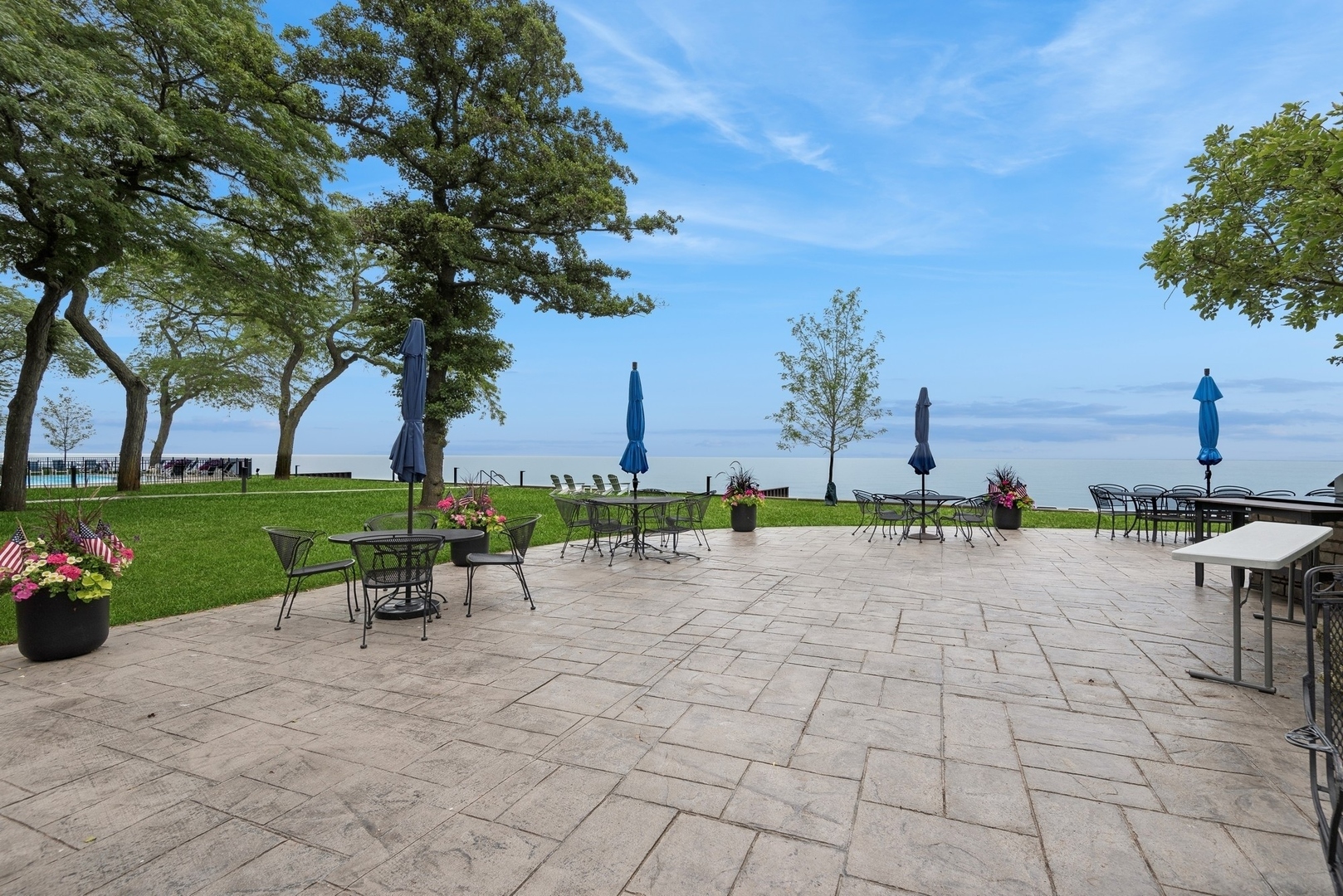 1630 Sheridan Road, Unit 4M Wilmette, IL 60091 - Photo 35 of 39 a view of a backyard with a garden and seating area