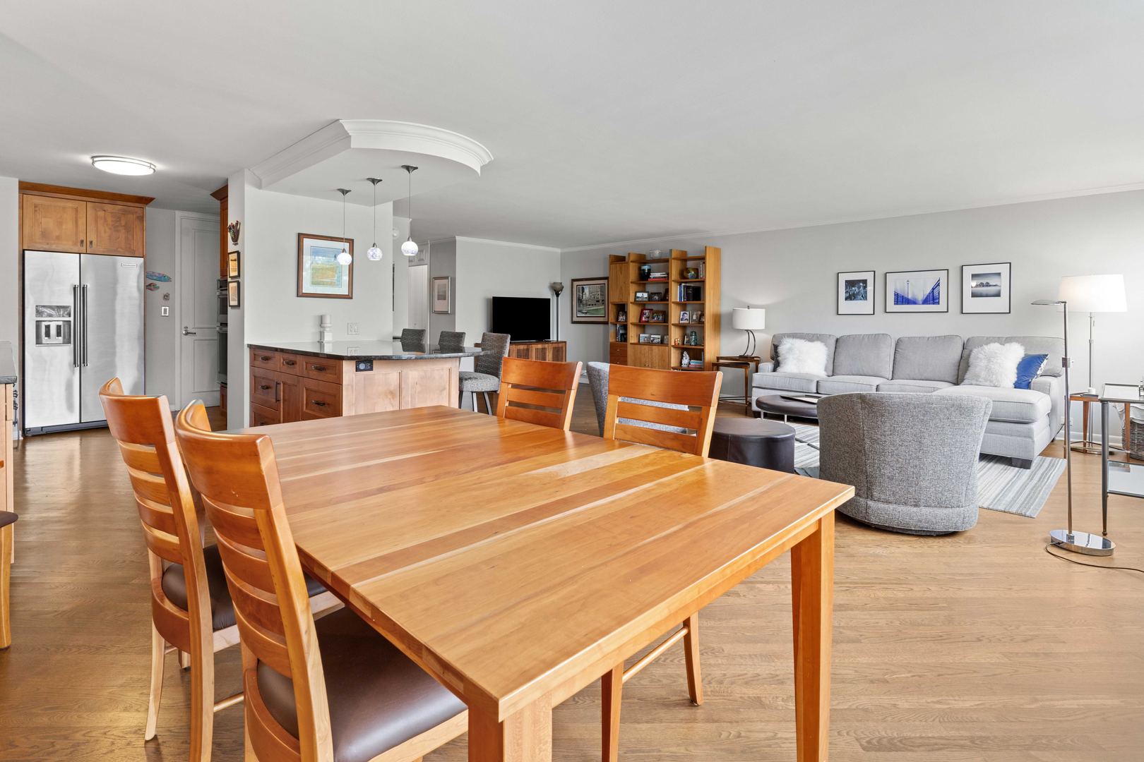 1630 Sheridan Road, Unit 4M Wilmette, IL 60091 - Photo 8 of 39 a view of a dining room with furniture