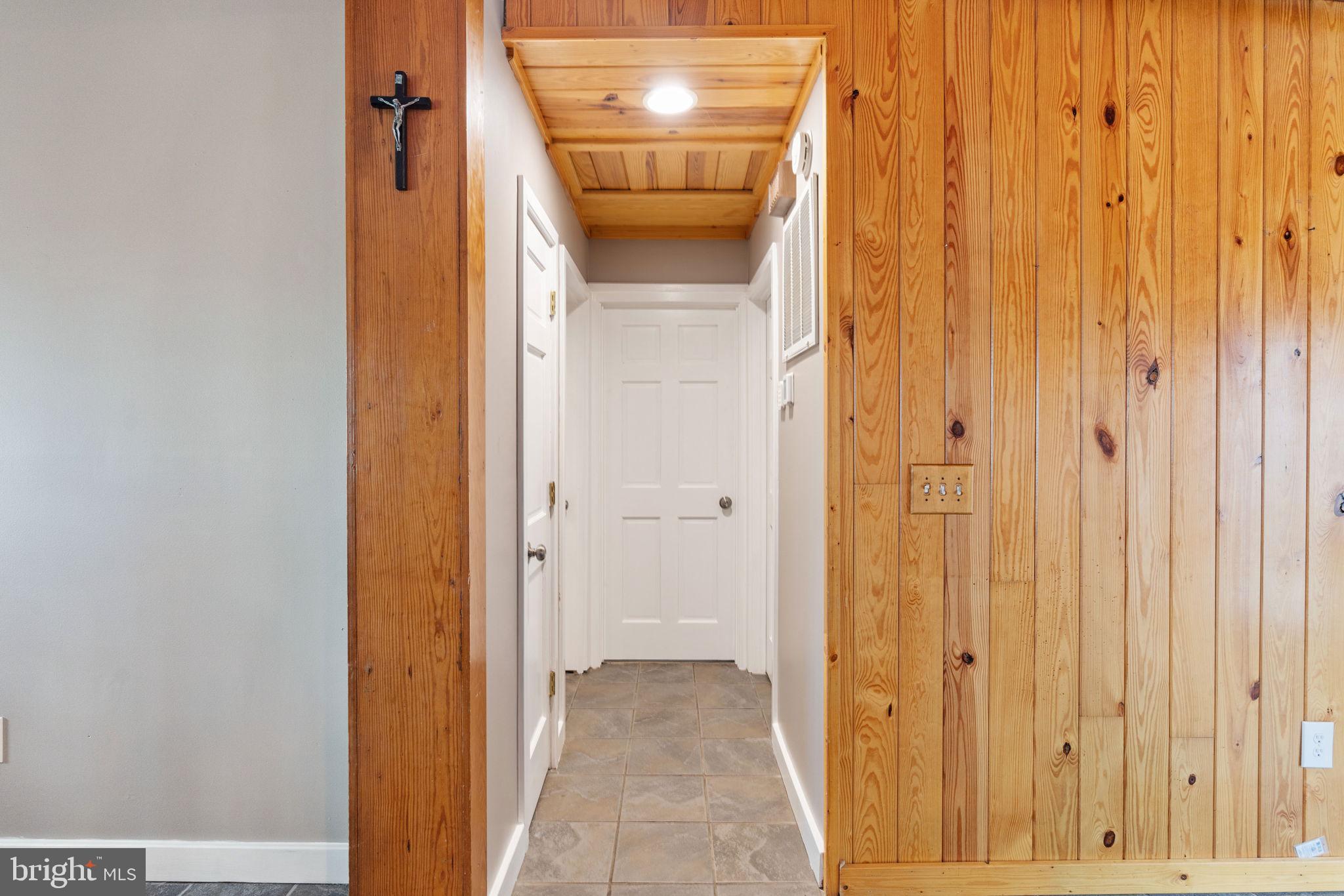 4098 Mountain Road Haymarket, VA 20169 - Photo 22 of 49 a view of walk in closet