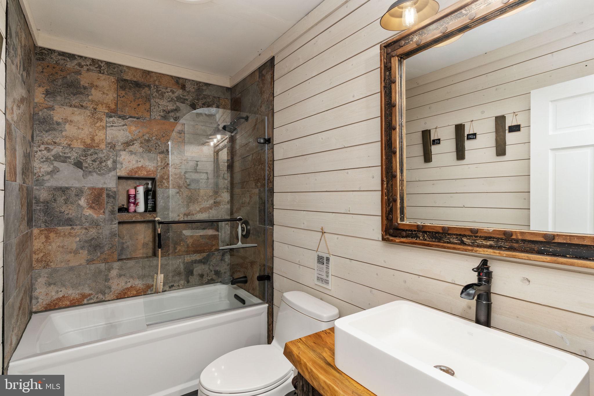 4098 Mountain Road Haymarket, VA 20169 - Photo 27 of 49 a bathroom with a toilet and a bathtub