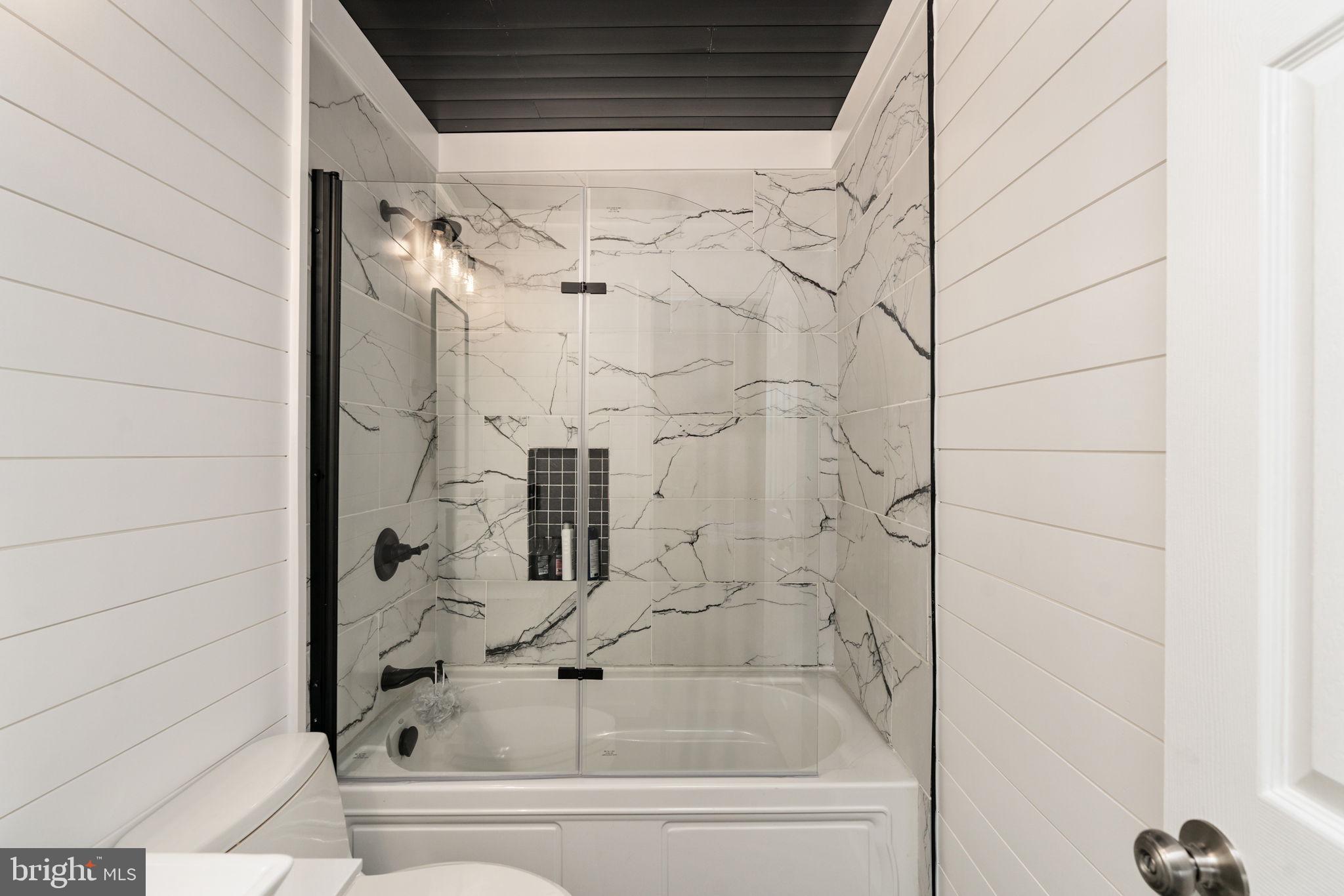 4098 Mountain Road Haymarket, VA 20169 - Photo 31 of 49 a bathroom with a bathtub