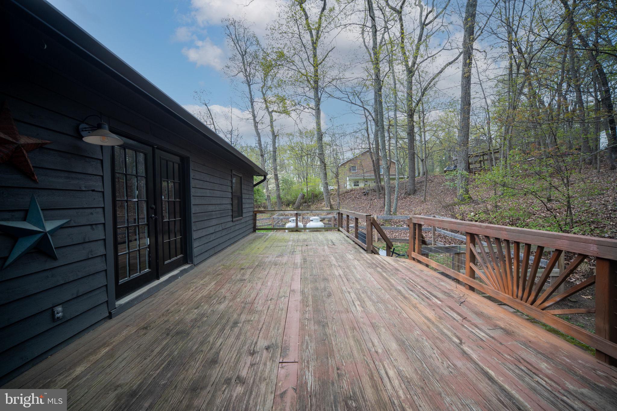 4098 Mountain Road Haymarket, VA 20169 - Photo 38 of 49 a view of balcony with wooden floor and fence