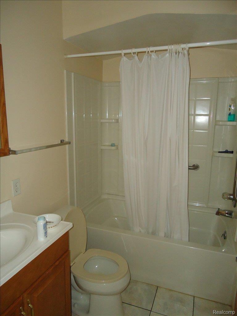 8481 Allen Road Allen Park, MI 48101 - Photo 10 of 17 Remodeled Bath