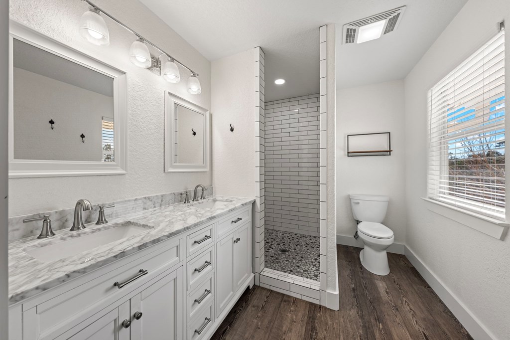 667 Ranch Rim Drive West Ingram, TX 78025 - Photo 5 of 60 Primary Bath