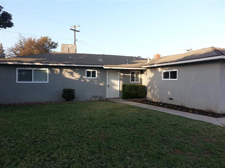 618 Manning Avenue Reedley, CA 93654 - Photo 1 of 24 Large Front yard