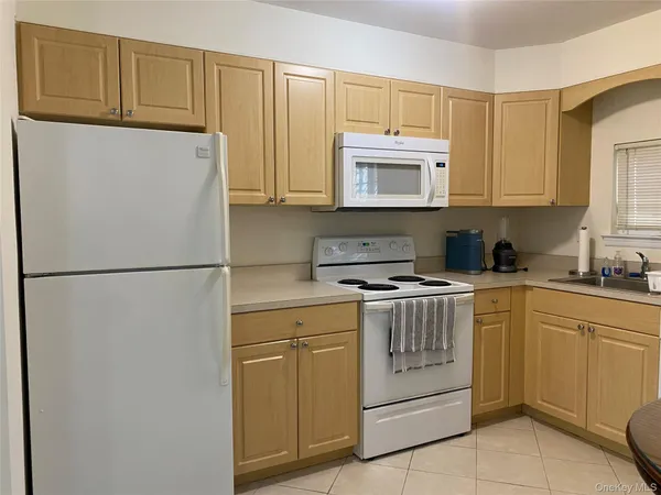 $2,700 | 594 West Montauk Highway, Lindenhurst, NY 11757