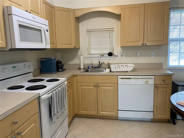 $2,700 | 594 West Montauk Highway, Lindenhurst, NY 11757
