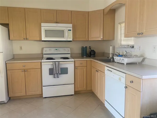 $2,700 | 594 West Montauk Highway, Lindenhurst, NY 11757