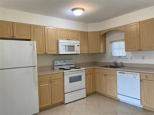 $2,700 | 594 West Montauk Highway, Lindenhurst, NY 11757