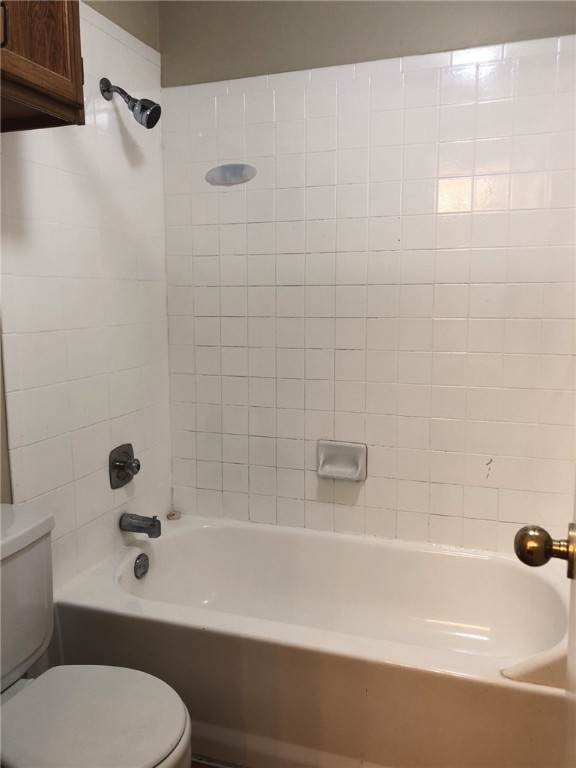 2210 Pearl Street, Unit 304 Austin, TX 78705 - Photo 22 of 32 a bathroom with a sink a toilet and a bathtub