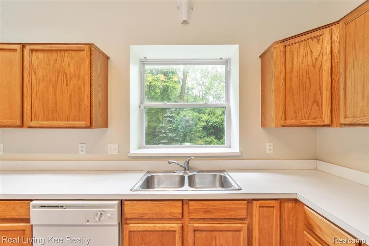 82 Eagle Ridge Road Lake Orion, MI 48360 - Photo 17 of 44 16-82-Eagle-Ridge-Rd-WindowStill-Re.jpg