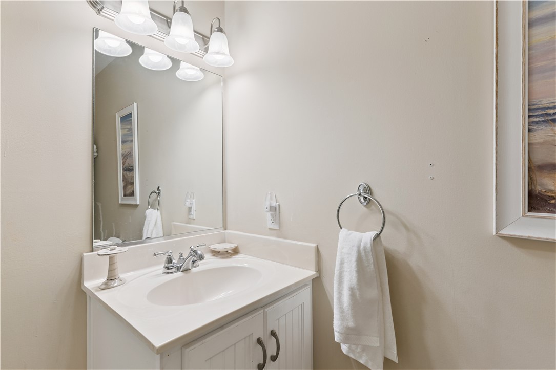 420 Holly Street St. Simons Island, GA 31522 - Photo 20 of 26 GUEST BATHROOM UP