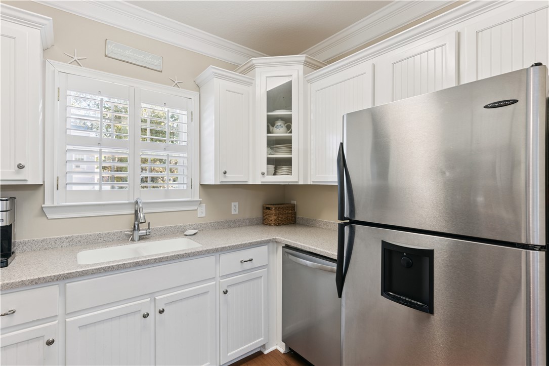 420 Holly Street St. Simons Island, GA 31522 - Photo 10 of 26 KITCHEN