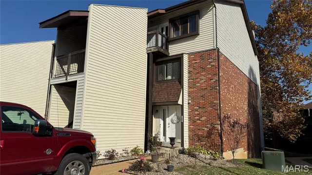 $114,900 | 3109 Broken Oak Drive, Unit D, Oakville, MO 63129