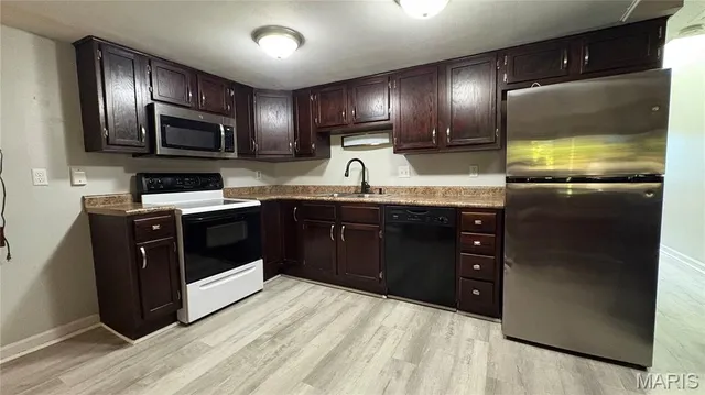 $114,900 | 3109 Broken Oak Drive, Unit D, Oakville, MO 63129