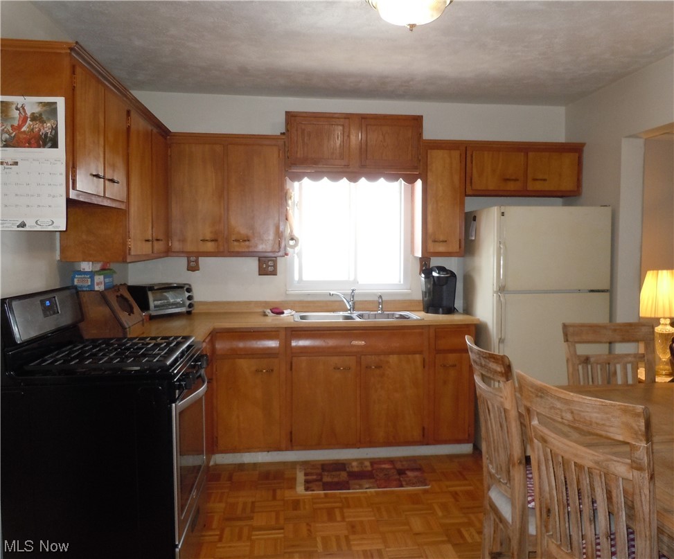 904 London Road Cleveland, OH 44110 - Photo 2 of 20 Kitchen view