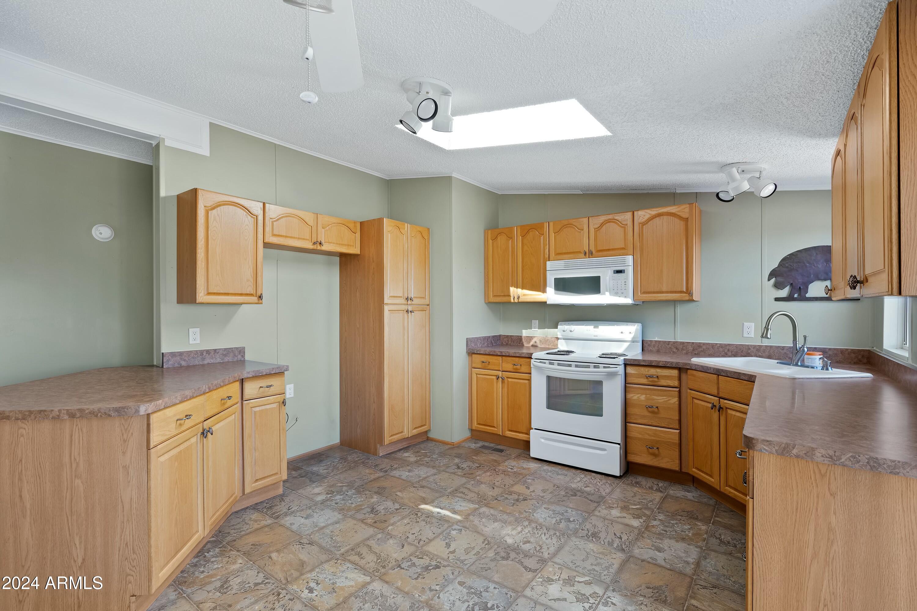 9771 East Rocking W Ranch Road Hereford, AZ 85615 - Photo 11 of 31 11 Interior