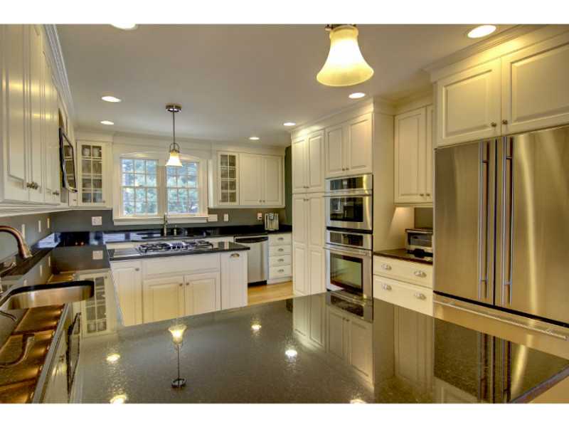 7 Riverside Drive Barrington, RI 02806 - Photo 11 of 25 Kitchen.