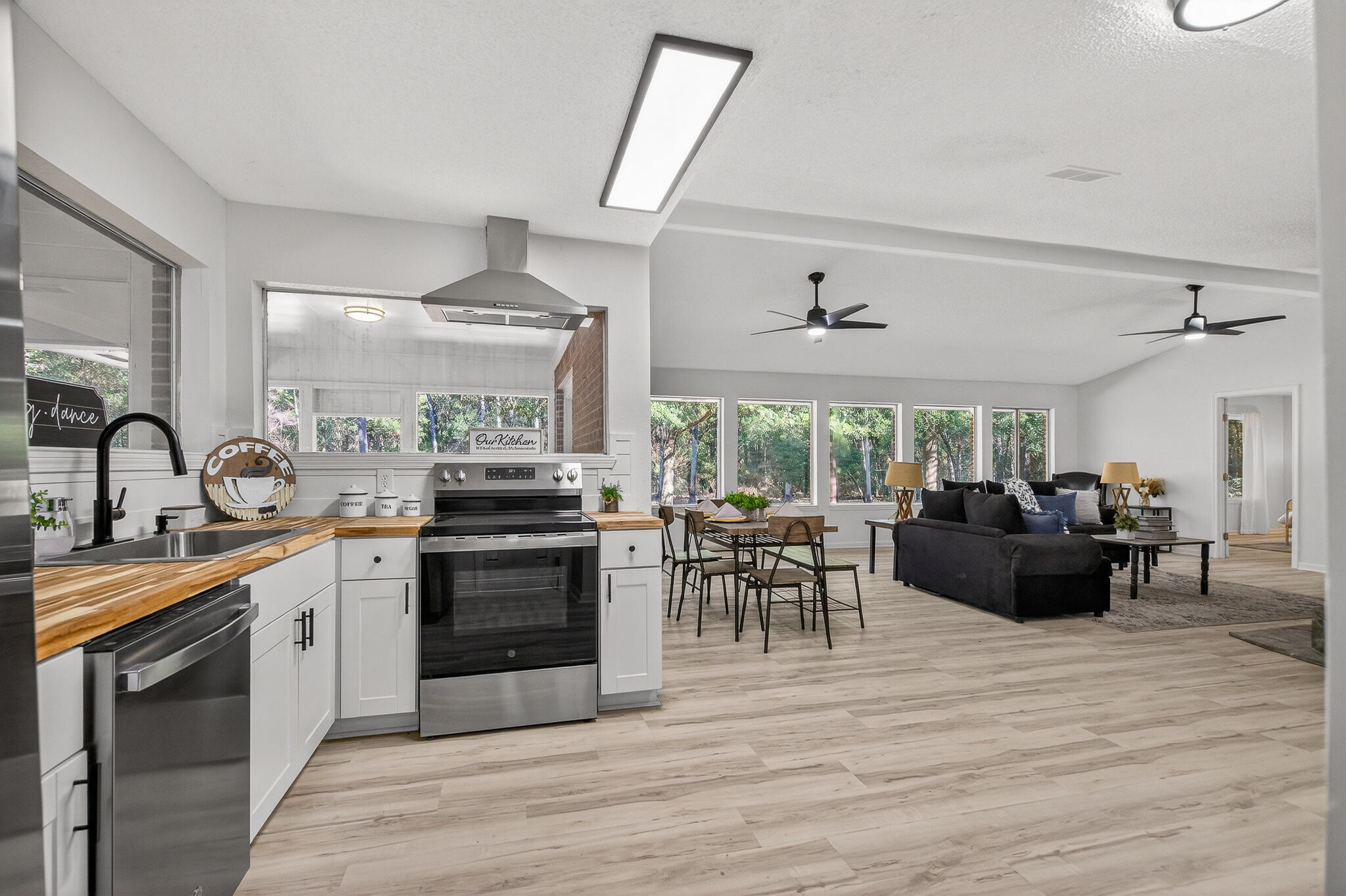 4297 Edge Perry Road Crestview, FL 32539 - Photo 31 of 70 a kitchen with lots of counter top space