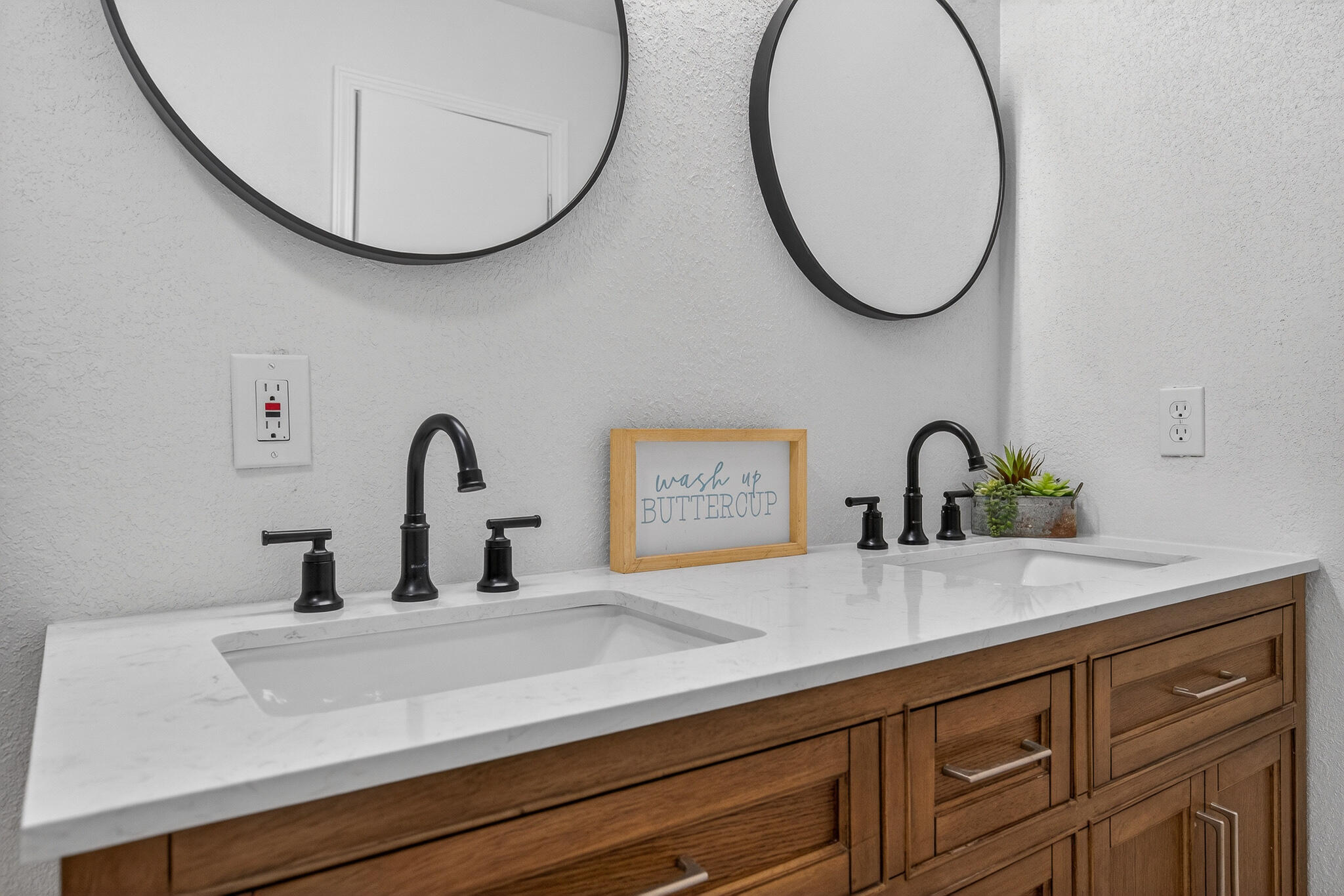 4297 Edge Perry Road Crestview, FL 32539 - Photo 41 of 70 a bathroom with a sink and a mirror