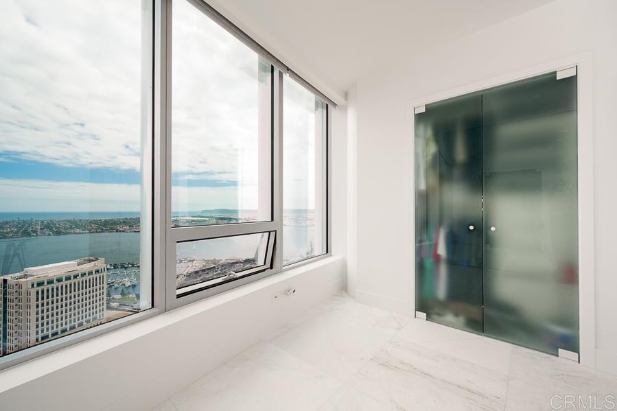 888 West E Street San Diego, CA 92101 - Photo 28 of 30 an empty room with sliding glass door and mountain view