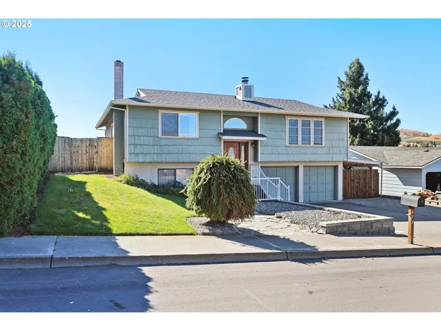a view of a yard in front of a house