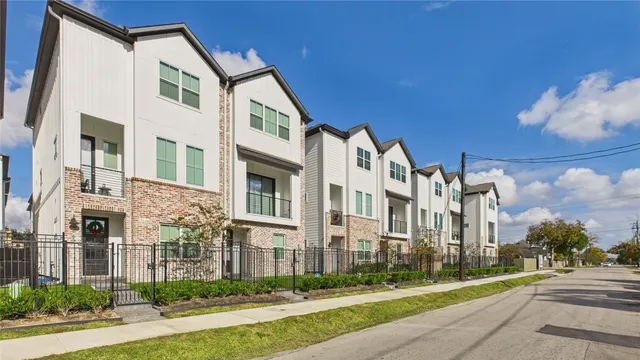 $2,850 | 137 Eastwood Street, Houston, TX 77011