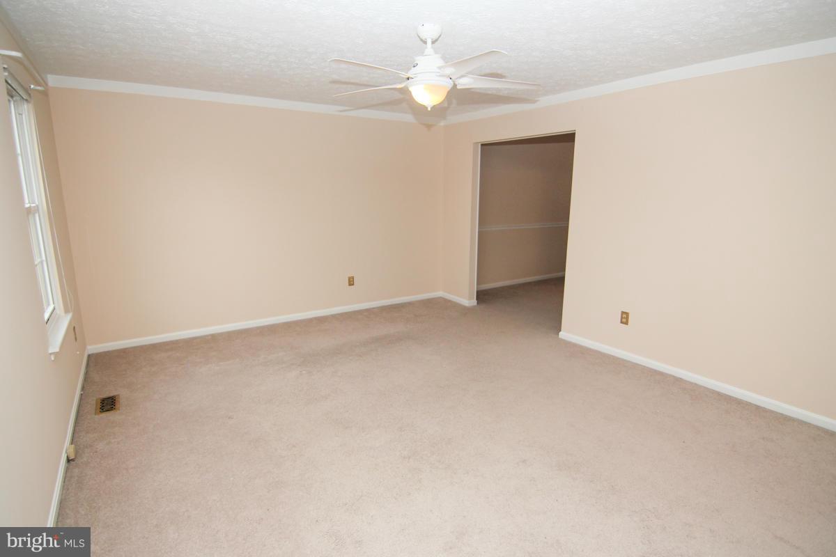 146 Sillery Bay Road Pasadena, MD 21122 - Photo 9 of 30 Living Room