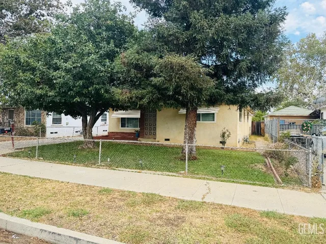 a house view with a outdoor space