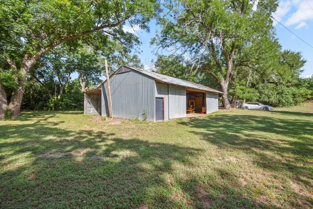 a view of a house with backyard