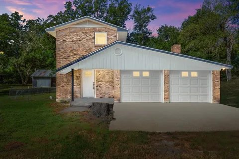 a view of a house with backyard and garden