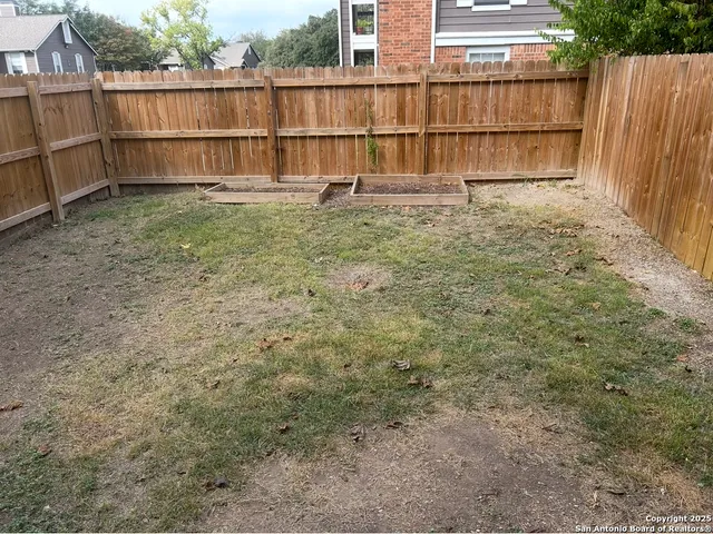 $1,400 | 7811 Kingsbury Wood, Unit 4, San Antonio, TX 78240