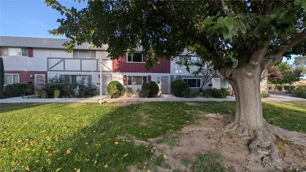 $1,595 | 426 Greenbriar Townhouse Way, Las Vegas, NV 89121