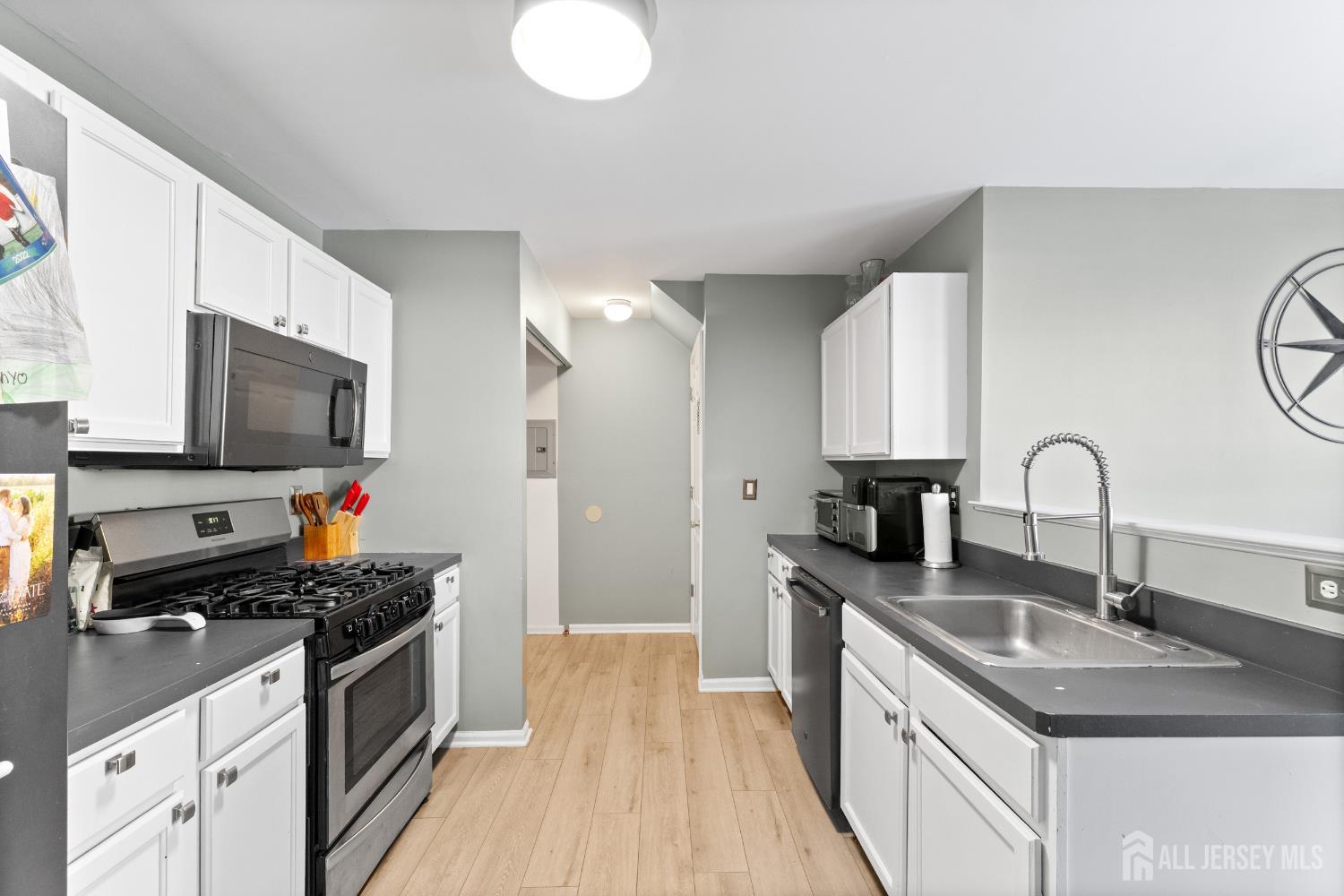 2503 Ridgeview Court Parlin, NJ 08859 - Photo 7 of 37