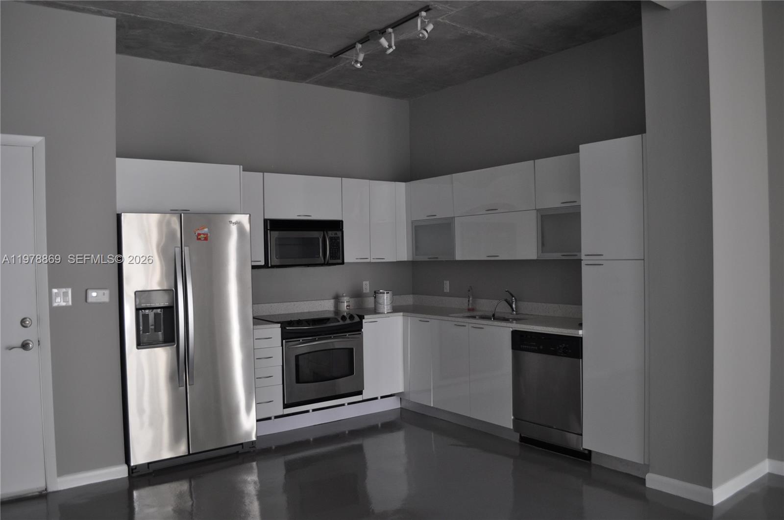 234 Northeast 3rd Street, Unit 908 Miami, FL 33132 - Photo 6 of 26