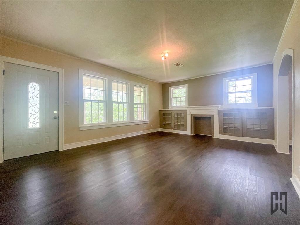 714 Butler Street Springhill, LA 71075 - Photo 4 of 22 Front entry. Den with built in cabinets
