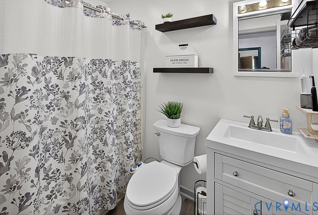 118 Wenatchee Road North Chesterfield, VA 23236 - Photo 16 of 34 Jack n Jill Bathroom with tub/shower