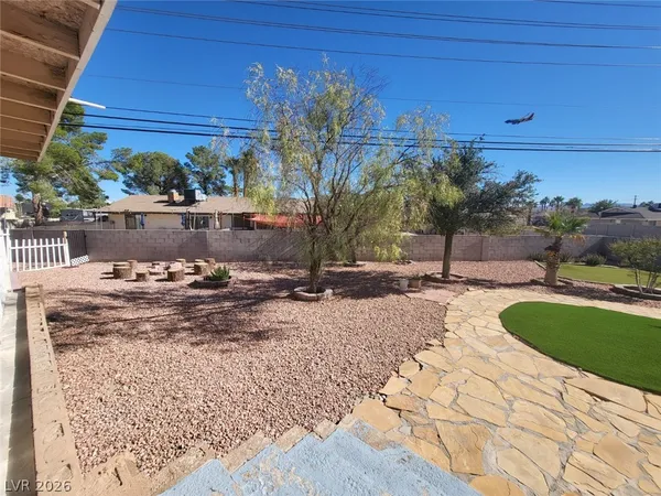 $2,500 | 7180 Polaris Avenue, Las Vegas, NV 89118