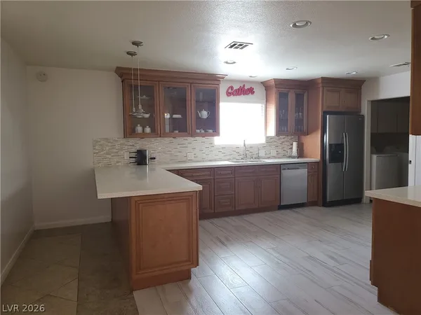 $2,500 | 7180 Polaris Avenue, Las Vegas, NV 89118