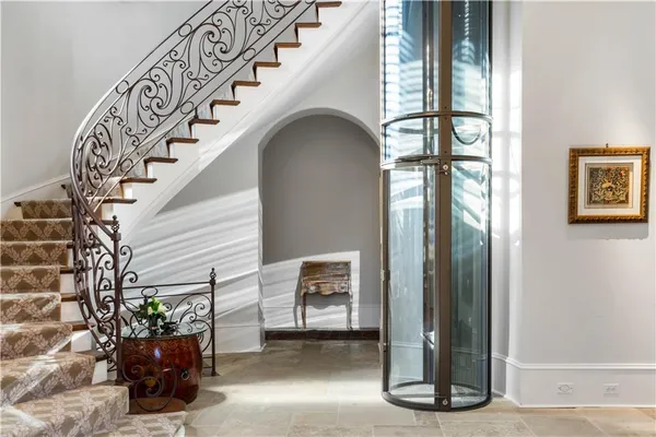 a view of entryway with a front door