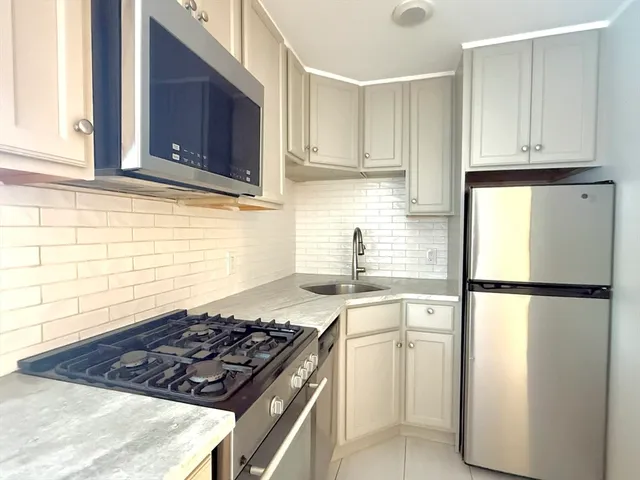 $2,100 | 284 Montvale Avenue, Unit 1L, Woburn, MA 01801