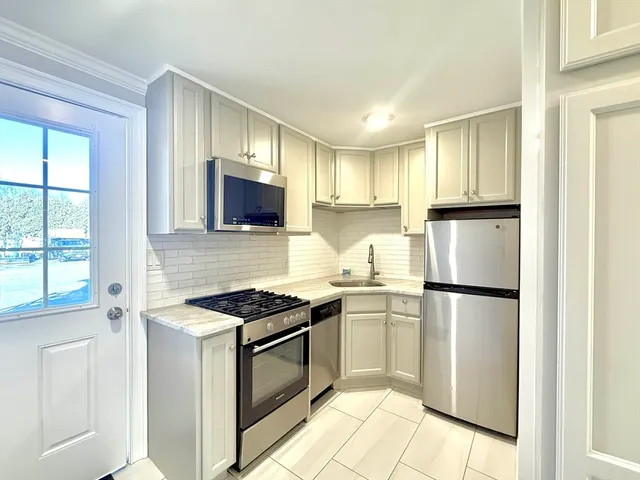 $2,100 | 284 Montvale Avenue, Unit 1L, Woburn, MA 01801