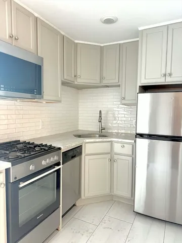 $2,100 | 284 Montvale Avenue, Unit 1L, Woburn, MA 01801